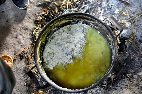 Người dân và học sinh ở đây còn khổ hơn nhiều so với Kim Bon bởi gạo không có mà ăn. Trên miền cao nguyên núi đá thiếu đất để làm nông nghiệp, người dân chỉ biết sống nhờ vào cây ngô, cây đậu tương. Thế nhưng, số ngô, số đậu làm ra cả một năm cũng chỉ đủ cho một gia đình ăn dè xẻn trong 6 tháng. 6 tháng còn lại, người dân sống nhờ hoàn toàn vào ngô trợ cấp của nhà nước… (Ảnh Thu Hòe)