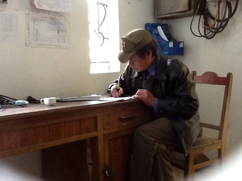 Bác Từ Đức Lộc, bảo vệ trường THPT Thường Tín - Hà Nội. (Ảnh Tùng Linh)