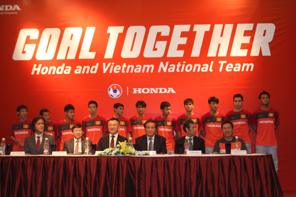 Các tuyển thủ Việt Nam chứng kiến lễ ký kết tài trợ. Các tuyển thủ Việt Nam chứng kiến lễ ký kết tài trợ.