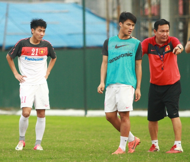 Thầy trò HLV Hoàng Văn Phúc hạ quyết tâm giành điểm trước ĐT UAE. Thầy trò HLV Hoàng Văn Phúc hạ quyết tâm giành điểm trước ĐT UAE.