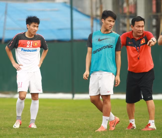 Thầy trò HLV Hoàng Văn Phúc hạ quyết tâm giành điểm trước ĐT UAE. Thầy trò HLV Hoàng Văn Phúc hạ quyết tâm giành điểm trước ĐT UAE.