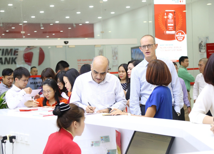 Cán bộ nhân viên Maritime Bank quyên góp ủng hộ đồng bào miền Trung. Cán bộ nhân viên Maritime Bank quyên góp ủng hộ đồng bào miền Trung.