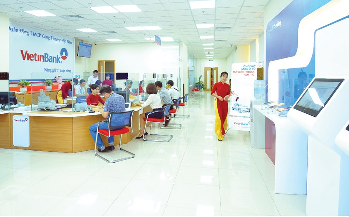 Khách hàng giao dịch tại VietinBank Tràng An - Ảnh: Tiến Lâm. Khách hàng giao dịch tại VietinBank Tràng An - Ảnh: Tiến Lâm.