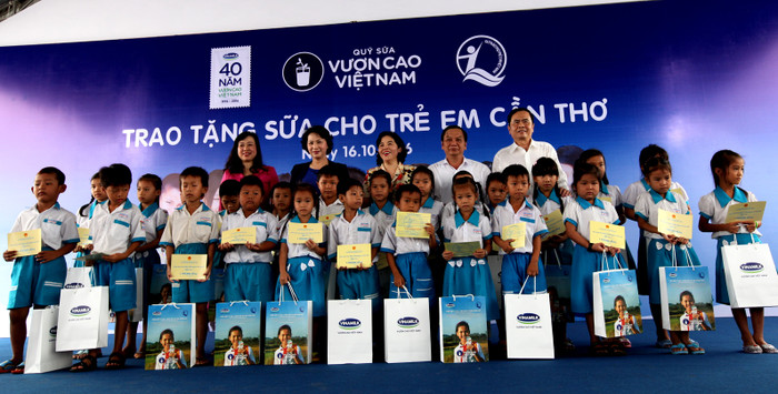 Bà Nguyễn Thị Kim Ngân – Ủy viên Bộ Chính trị, Chủ tịch Quốc hội nước Cộng hòa Xã hội Chủ nghĩa Việt Nam; Bà Đào Hồng Lan - Ủy viên dự khuyết BCH Trung ương Đảng, Thứ trưởng Bộ Lao động Thương binh và Xã hội; Bà Mai Kiều Liên – Tổng Giám đốc công ty Vinamilk và các đại biểu trao tặng sữa cho các em học sinh trường tiểu học Giai Xuân 1, huyện Phong Điền, TP.Cần Thơ trong chương trình Quỹ Sữa Vươn Cao Việt Nam tại Cần Thơ. Bà Nguyễn Thị Kim Ngân – Ủy viên Bộ Chính trị, Chủ tịch Quốc hội nước Cộng hòa Xã hội Chủ nghĩa Việt Nam; Bà Đào Hồng Lan - Ủy viên dự khuyết BCH Trung ương Đảng, Thứ trưởng Bộ Lao động Thương binh và Xã hội; Bà Mai Kiều Liên – Tổng Giám đốc công ty Vinamilk và các đại biểu trao tặng sữa cho các em học sinh trường tiểu học Giai Xuân 1, huyện Phong Điền, TP.Cần Thơ trong chương trình Quỹ Sữa Vươn Cao Việt Nam tại Cần Thơ.