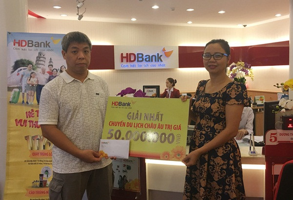 Đại diện HDBank trao giải nhất cho khách hàng Đinh Nguyễn Kim Long thuộc chi nhánh Sài Gòn. Đại diện HDBank trao giải nhất cho khách hàng Đinh Nguyễn Kim Long thuộc chi nhánh Sài Gòn.