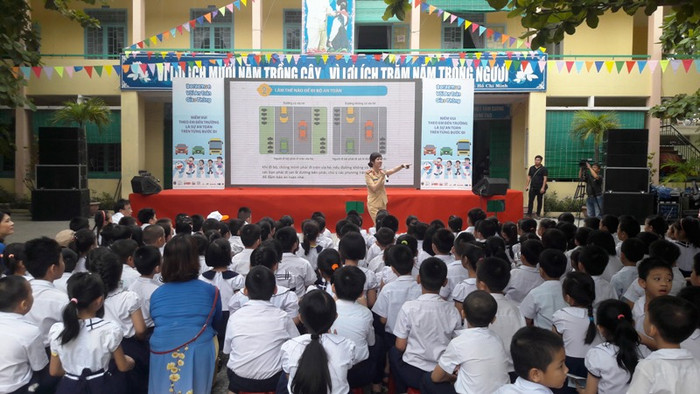 Các bạn học sinh tiểu học được các cô, chú Cảnh sát giao thông phổ biến kiến thức về an toàn giao thông. Ảnh: TT Các bạn học sinh tiểu học được các cô, chú Cảnh sát giao thông phổ biến kiến thức về an toàn giao thông. Ảnh: TT