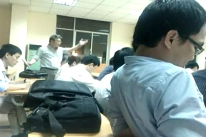 Học viên Lê Trần Công (người đứng) có thái độ thiếu tôn trọng giảng viên ngay trên lớp học (Ảnh chụp từ clip). Học viên Lê Trần Công (người đứng) có thái độ thiếu tôn trọng giảng viên ngay trên lớp học (Ảnh chụp từ clip).