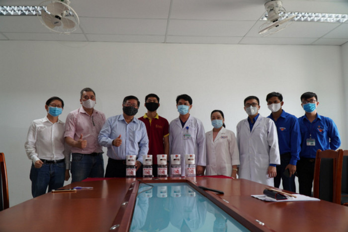 Trường Đại học bàn giao máy sát khuẩn tự động cho Bệnh viện Đà Nẵng. Ảnh: AN Trường Đại học bàn giao máy sát khuẩn tự động cho Bệnh viện Đà Nẵng. Ảnh: AN