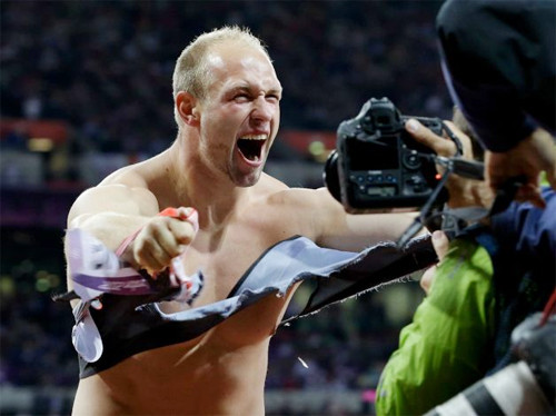 Harting khoe thân hình vạm vỡ…