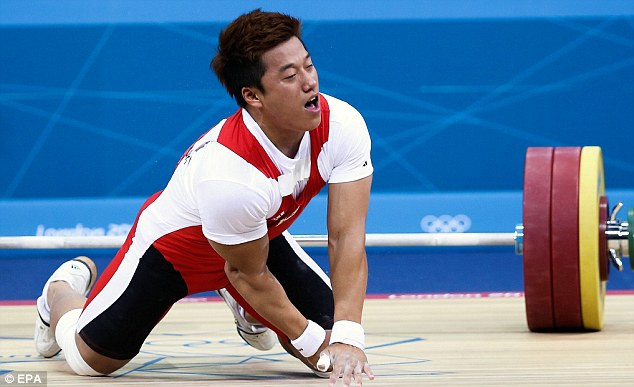 Jaehyouk Sa đã phải dừng cuộc chơi và gục xuống sàn trong sự đau đớn...Và một sự thật đã chỉ ra rằng, chặng đường giành HC vàng của các VĐV cử tạ nói riêng và cả các VĐV môn thể thao khác nói chung thật gian nan, vất vả. Đó chẳng khác nào như cuộc hành xác… Jaehyouk Sa đã phải dừng cuộc chơi và gục xuống sàn trong sự đau đớn...Và một sự thật đã chỉ ra rằng, chặng đường giành HC vàng của các VĐV cử tạ nói riêng và cả các VĐV môn thể thao khác nói chung thật gian nan, vất vả. Đó chẳng khác nào như cuộc hành xác…