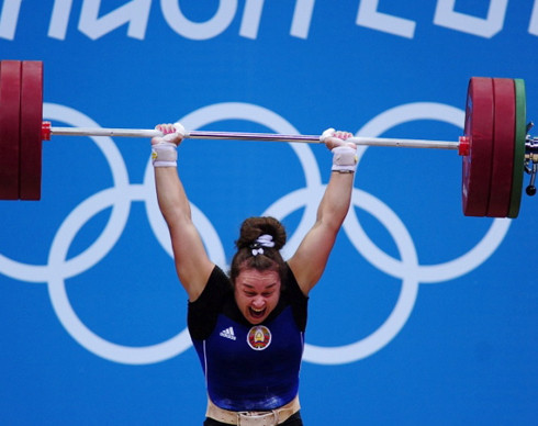 Dzina Sazanavets, nữ lực sĩ người Belarus. Dzina Sazanavets, nữ lực sĩ người Belarus.