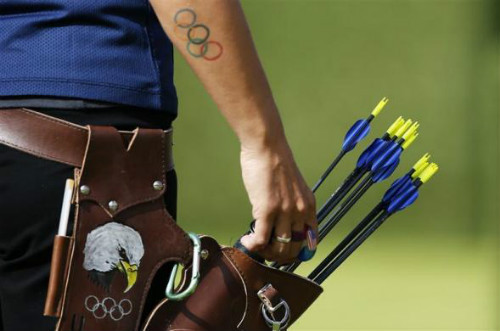 Tiếp tục là hình xăm biểu tượng Olympic. Tiếp tục là hình xăm biểu tượng Olympic.