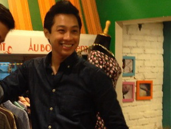 Không chỉ đẹp trai và giỏi giang, "Người tình 3 năm" của Trúc Diễm có vẻ khá hòa đồng với mọi người có mặt tại sự kiện. Anh chàng luôn nở nụ cười tươi trên môi. Không chỉ đẹp trai và giỏi giang, "Người tình 3 năm" của Trúc Diễm có vẻ khá hòa đồng với mọi người có mặt tại sự kiện. Anh chàng luôn nở nụ cười tươi trên môi.