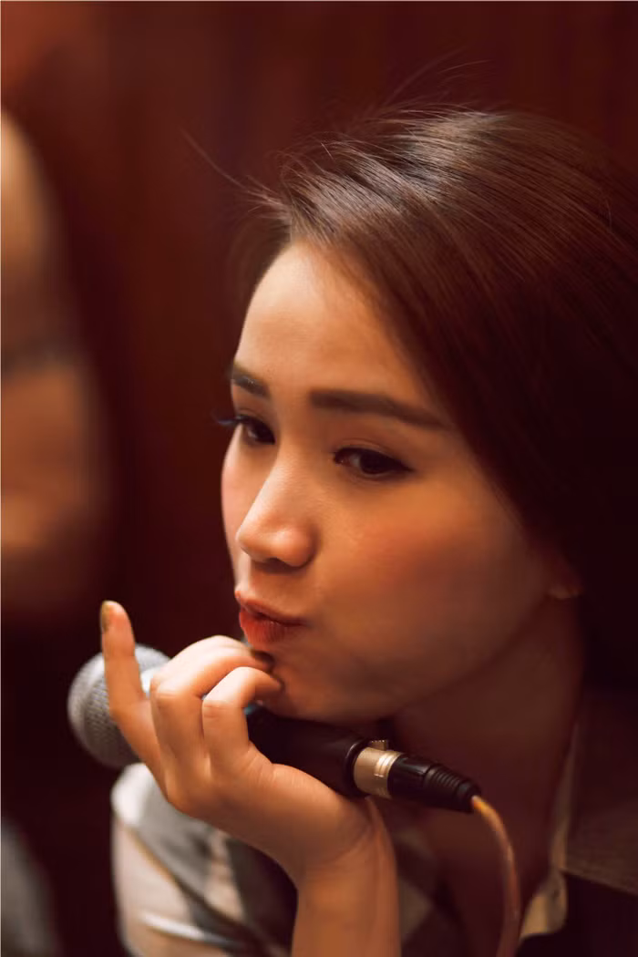 Tuy khá áp lực trước ngày diễn, nhưng Bảo Thy vẫn tinh nghịch và có những cử chỉ đáng yêu trong suốt buổi tập cùng ekip.