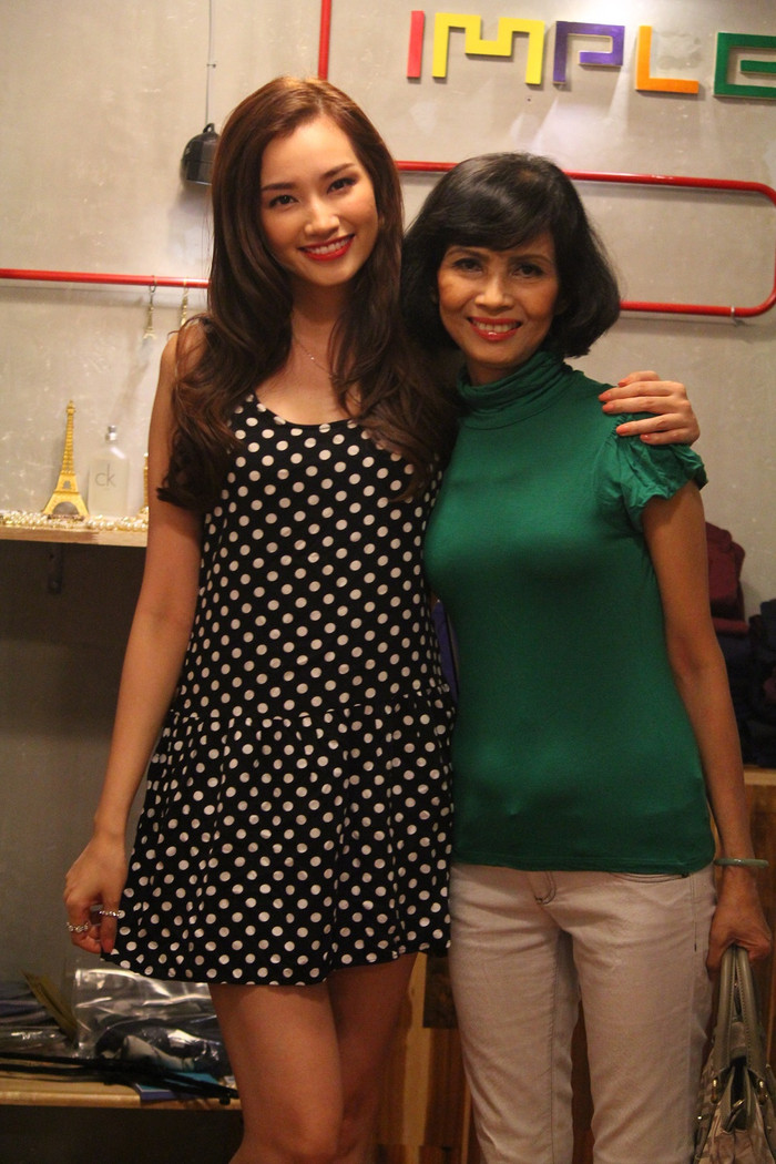 Trúc Diễm cho biết ngoài người yêu thì mẹ là người rất hiểu ý, luôn theo sát và chăm sóc cô trong bất kì hoạt động nào. Trúc Diễm cho biết ngoài người yêu thì mẹ là người rất hiểu ý, luôn theo sát và chăm sóc cô trong bất kì hoạt động nào.