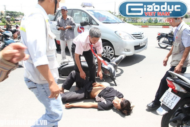 ... Tài xế taxi Cường mới "xắn tay" đưa người bị nạn vào viện