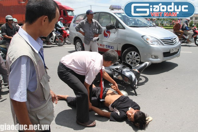 Chỉ đến khi một chiếc taxi khác dừng lại và mọi người đưa nạn nhân lên trên xe.