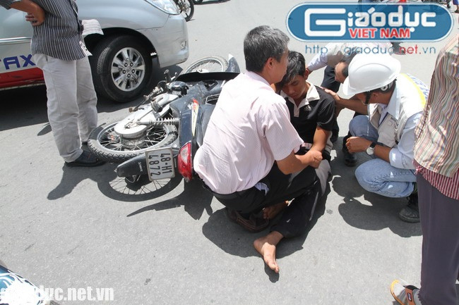 Tại hiện trường, xe máy bị hư hỏng nặng phần đầu, taxi bị móp và hư kiếng chiếu hậu bên phải xe. Tuy nhiên, tài xế taxi Huỳnh Chí Cường lại rất chậm trễ trong việc đưa người bị tai nạn đi cấp cứu. Đáng lẽ việc ưu tiên nhất là bảo toàn mạng sống cho người bị tai nạn, sau khi xảy ra va chạm, tài xế xe taxi lại chỉ “chú tâm” gọi điện thoại và chụp hình hiện trường tai nạn. Rất nhiều người đi đường phản ứng trước thái độ trên.