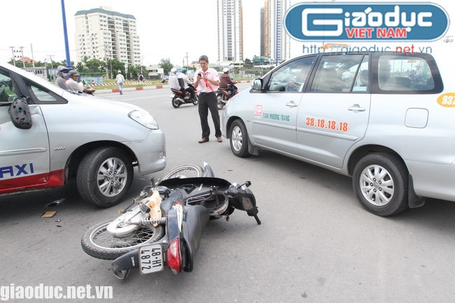 Do taxi biển số 56M-2318 chạy trên đường xa lộ Hà Nội định rẽ vào khu đường nội bộ của khu căn hộ để rước khách, nhưng do chạy qua điểm cần rẽ nên tài xế đã điều khiển xe rẽ gấp. Trong ảnh: Tài xế taxi Huỳnh Chí Cường mải mê chụp ảnh hiện trường sau khi gây tai nạn