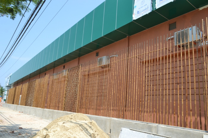 Phía bên ngoài là bức tường bê - tông cao hơn 10 mét, che kín mọi kiến trúc bên trong. Phía bên ngoài là bức tường bê - tông cao hơn 10 mét, che kín mọi kiến trúc bên trong.