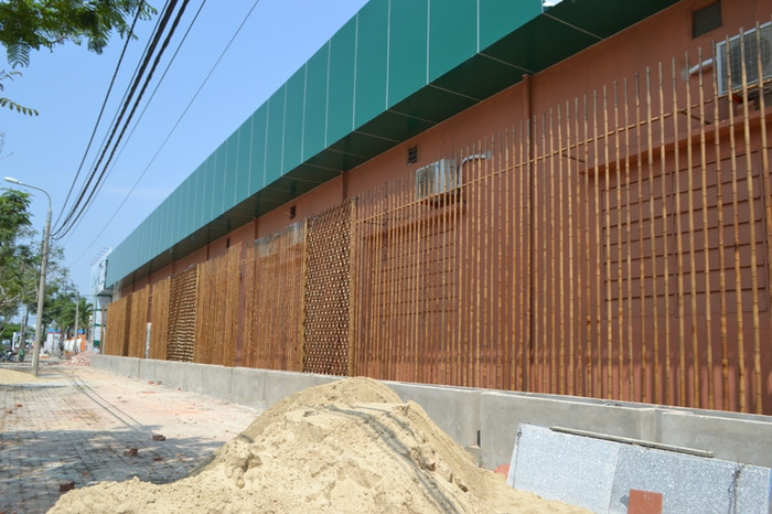 Bức tường rào bên ngoài đã che chắn kín đáo các vật mẫu kiến trúc bên trong. Ảnh: TT Bức tường rào bên ngoài đã che chắn kín đáo các vật mẫu kiến trúc bên trong. Ảnh: TT