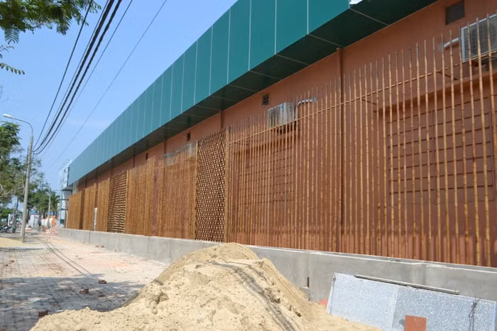 Bức tường rào bên ngoài đã che chắn kín đáo các vật mẫu kiến trúc bên trong. Ảnh: TT Bức tường rào bên ngoài đã che chắn kín đáo các vật mẫu kiến trúc bên trong. Ảnh: TT