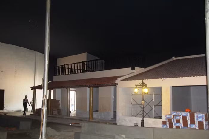 Khu phố trông giống như "phố Tàu" thu nhỏ này còn có cả quảng trường mini