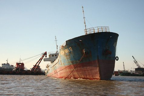 Tàu bị nạn đã được đưa khỏi đấy sông.