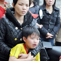 Chị H. giữ chặt cậu con trai khi tên Phúc cố tìm cách gọi và nhìn mặt con lần cuối trước khi xe chở phạm nhân đưa hắn về nơi giam giữ. (ảnh: TP) Chị H. giữ chặt cậu con trai khi tên Phúc cố tìm cách gọi và nhìn mặt con lần cuối trước khi xe chở phạm nhân đưa hắn về nơi giam giữ. (ảnh: TP)