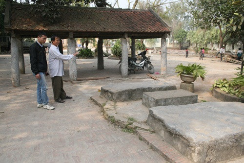 Ba phiến đá lớn đặt cạnh cầu đá dùng để ngồi uống nước. Ba phiến đá lớn đặt cạnh cầu đá dùng để ngồi uống nước.