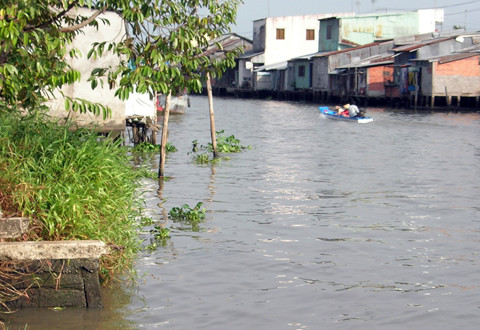 Nơi cô gái bán chè nhảy sông khi bị “yêu râu xanh” tấn công. Ảnh: Thiên Phước Nơi cô gái bán chè nhảy sông khi bị “yêu râu xanh” tấn công. Ảnh: Thiên Phước