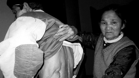 Hai số phận khổ cực. Hai số phận khổ cực.