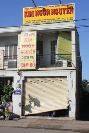 Người dân phải phá cửa cuốn mời đưa được anh Phương ra ngoài. Người dân phải phá cửa cuốn mời đưa được anh Phương ra ngoài.