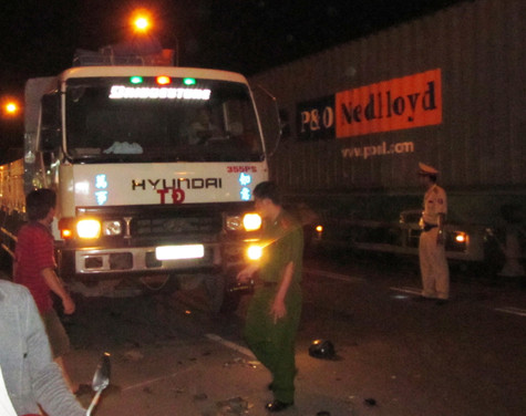 Chiếc xe tải gây tai nạn khiến 3 người thương vong. Chiếc xe tải gây tai nạn khiến 3 người thương vong.