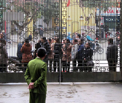 Người nhà bị cáo "náo loạn" cổng tòa án sau khi phiên xử kết thúc. Người nhà bị cáo "náo loạn" cổng tòa án sau khi phiên xử kết thúc.