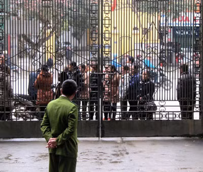 Người nhà bị cáo "náo loạn" cổng tòa án sau khi phiên xử kết thúc.