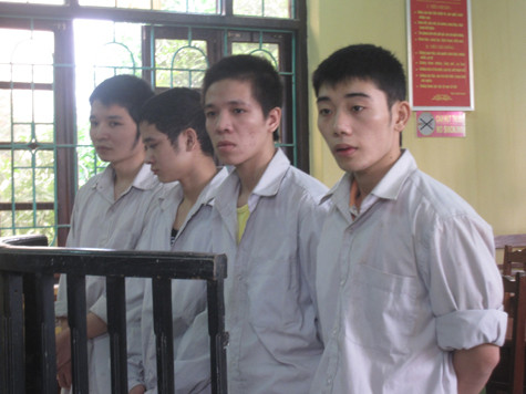 4 bị cáo tại tòa.