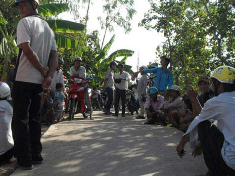 Người dân tụ tập xem hiện tượng lạ