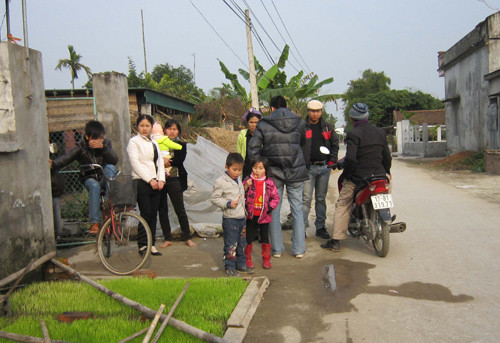 Đường về nhà Dưỡng, người dân tụm lại bàn chuyện Đường về nhà Dưỡng, người dân tụm lại bàn chuyện