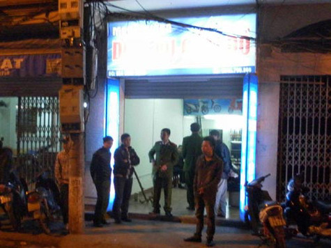 Lực lượng công an đang khám nghiệm hiện trường vụ nổ súng, đâm chém tại hiệu cầm đồ.