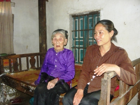 Việc cụ Vưng "đoạn tuyệt" với cơm, thịt bắt đầu từ lúc mang thai cô con gái út (trong ảnh là cụ Vưng và cô con gái út của cụ)