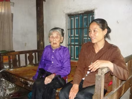 Việc cụ Vưng "đoạn tuyệt" với cơm, thịt bắt đầu từ lúc mang thai cô con gái út (trong ảnh là cụ Vưng và cô con gái út của cụ)