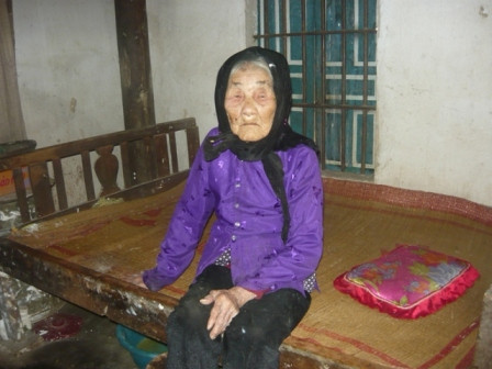 Dù đã bước qua tuổi xưa nay hiếm, có gần 50 năm không ăn một hạt cơm, miếng thịt nào nhưng cụ Vưng trông vẫn còn khỏe mạnh, minh mẫn so với tuổi của mình.