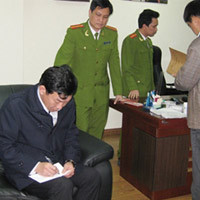 Cơ quan điều tra tiến hành khám xét nơi làm việc của ông Lâm Phúc Hùng (Ảnh: Tiền phong)