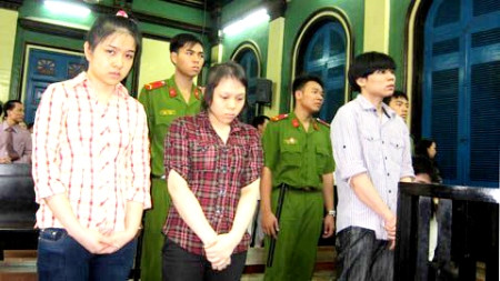 Hồ Thị Mỹ Dung (đứng giữa) cùng đồng bọn tại tòa. Hồ Thị Mỹ Dung (đứng giữa) cùng đồng bọn tại tòa.