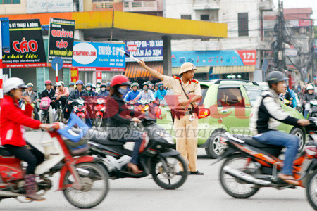 Nhiều người dân xác nhận rằng, lực lượng CSGT tại đây rất “lịch sự” với người tham gia giao thông. Nhiều người dân xác nhận rằng, lực lượng CSGT tại đây rất “lịch sự” với người tham gia giao thông.