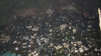 Con kênh chết chứa hàng tấn rác thải. Con kênh chết chứa hàng tấn rác thải.