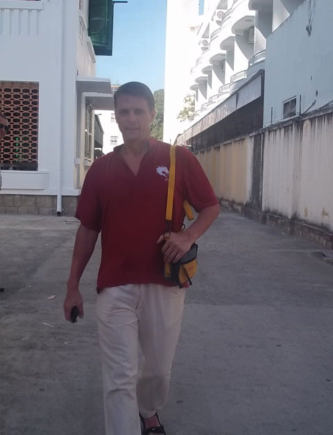 Ông Albezt R.Tombu đến điểm bỏ phiếu từ rất sớm Ông Albezt R.Tombu đến điểm bỏ phiếu từ rất sớm