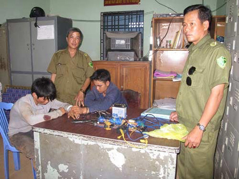 Hai đồng bọn của kẻ tông thai phụ bị bắt giữ. Hai đồng bọn của kẻ tông thai phụ bị bắt giữ.