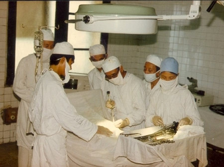 Một ca phẫu thuật nội soi do GS. TSKH Đặng Ngọc Ký trực tiếp thực hiện. Ảnh: Tư liệu